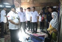 Gubernur Arinal Beri Bantuan Kursi Roda kepada Warga Disabilitas dan Lansia di Kecamatan Ulu Belu Tanggamus