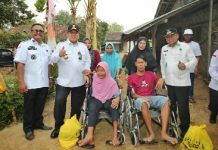 Gubernur Arinal Beri Bantuan Sembako dan Kursi Roda kepada Warga Disabilitas dan Lansia di Raman Utara, Lampung Timur