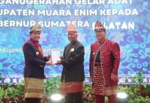 Pj Gubernur Sumsel Agus Fatoni dan Pj Ketua PKK Sumsel Mendapat Gelar Adat Kabupaten Muara Enim