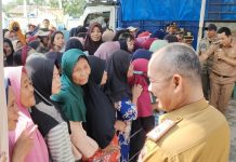 Ratusan Warga Serbu Pasar Murah di Desa Eka Mulya