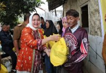 Ketua Tim Penggerak PKK Provinsi Lampung Serahkan Bantuan Sosial di Desa Mulyojati Kota Metro
