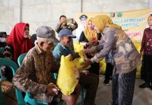 Hari Disabilitas Internasional, Ketua LKKS Ibu Riana Sari Arinal Bagikan Bantuan sembako