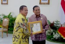 Gubernur Terima Anugerah Keterbukaan Informasi Publik Tahun 2023