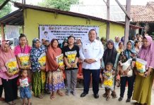Gubernur Berikan Bantuan Paket Sembako dan Operasi Pasar Beras Medium di Kabupaten Way Kanan