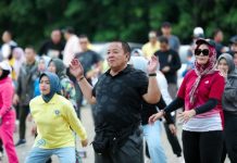 Jum’at Ceria, Gubernur Arinal Djunaidi dan Ibu Riana Senam Bersama di Kebun PKK Agropark Sabah Balau