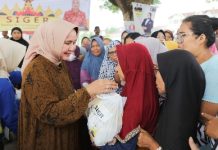 Ibu Riana Sari Arinal Senam Bersama dan Bagikan Sembako Program “Siger Berbagi”
