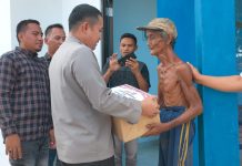 Moment Kapolres Mesuji Berikan Bingkisan ke Mbah Radikun Bikin Haru