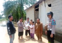 Terdampak Banjir, Polsek Way Serdang Berikan Sembako ke Warga