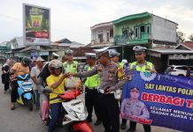 Polres Mesuji Bagikan Takjil ke Pengendara