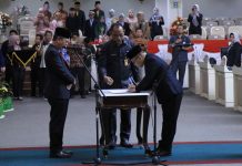 Sekdaprov Fahrizal Serahkan LKPJ Kepala Daerah Tahun 2023 kepada Ketua DPRD Lampung Mingrum Gumay