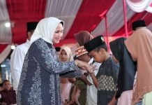 Gubernur Arinal dan Ibu Riana Safari Ramadan ke Tanggamus, Beri Bantuan ke Masyarakat