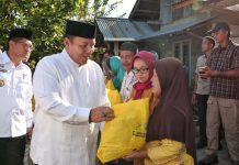 Gubernur Arinal Resmikan Operasi Pasar Beras Medium dan Bagikan Sembako Rangkaian Safari Ramadan Tanggamus1445 H