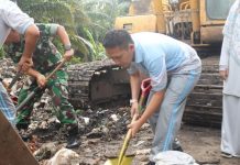 Peringati HPSN, Wakil Bupati LU Keruk Sampah