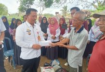 Disdik Kabupaten Lampura Berikan Bantuan Kepada Korban Kebakaran