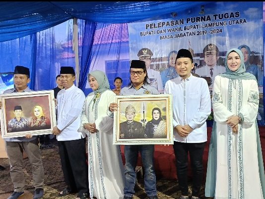PWI Lampung Utara Berikan Cinderamata Kepada Budi Utomo dan Ardian Saputra