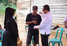 Berikan Bantuan, Sulpakar Kunjungi Keluarga Hariyono yang Rumahnya Ludes Terbakar