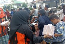 Bidang Pemberdayaan Perempuan MPC Pemuda Pancasila Lampung Utara Bagikan Bingkisan Takjil