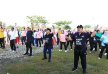 Gubernur Arinal dan Ibu Riana Senam Bersama dalam Rangka Gebyar Posyandu 2024