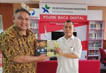 Dua buku karya Teguh Santosa Melengkapi Pojok Baca Digital di kantor (PWI) Pusat