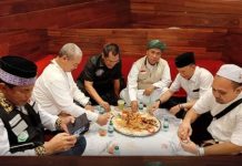 Pj Bupati Lampung Utara dan Pj Ketua TP PKK Lampung Utara Bersilaturahmi dengan Jemaah Haji Lampung Utara di Mekkah