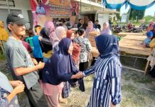 Selain Serbu Sembako Murah, Warga Rela Antri Foto dengan Ketua DPRD Mesuji