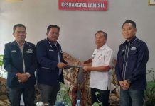 JMSI Lamsel Serahkan Legalitas Organisasi Pengusaha Media Online Ke Kesbangpol
