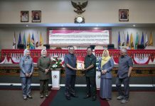 Sekdaprov Lampung Serahkan Dokumen Rancangan Perubahan KUA PPAS Tahun 2024-KUA PPAS 2025