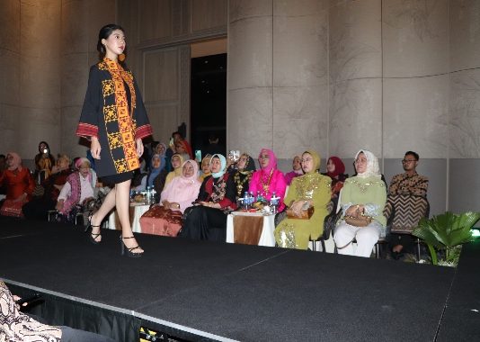 Penjabat Ketua Dekranasda Provinsi Lampung Hadiri Pameran Wastra di Hotel Santika Bandar Lampung