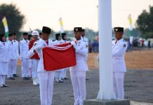 Pj. Gubernur Samsudin Ikuti Upacara Penurunan Bendera dalam Rangka HUT RI ke- 79 di Kota Baru