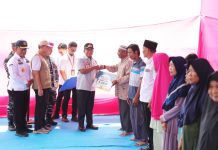 Pj. Gubernur Samsudin Serahkan Bantuan TJSL dari PT. PLN Lampung kepada Masyarakat Pulau Legundi