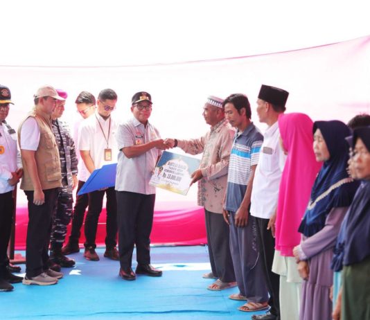Pj. Gubernur Samsudin Serahkan Bantuan TJSL dari PT. PLN Lampung kepada Masyarakat Pulau Legundi