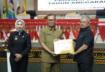 Sekdaprov Fahrizal Serahkan Raperda APBD Anggaran 2025 Paripurna Tingkat I DPRD Lampung