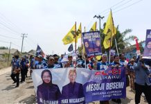 Pendaftar Pertama di KPU Mesuji, Elfianah-Yugi Dihantarkan Ribuan Pendukungnya