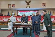 Pj. Gubernur dan Ketua DPRD Provinsi Lampung Tandatangani Persetujuan Bersama Raperda APBD Tahun 2025