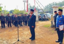 HUT Ke – 79 RI, Bawaslu Lampura Gelar Upacara Bendera, Potong Tumpeng dan Lomba Tradisonal