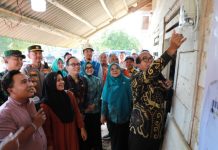 Pj. Gubernur Samsudin Lakukan Penyalaan Sambungan Listrik Gratis Masyarakat Pra-Sejahtera di Kabupaten Mesuji