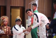 Pj. Gubernur Lampung Kalungkan Medali Emas kepada Atlet Muaythai Lampung