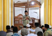 Pj. Gubernur Samsudin Salat Jumat di Masjid Al Islah Kabupaten Tanggamus