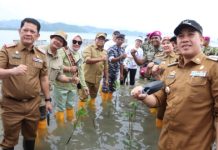 Penjabat Gubernur Lampung Tanam Mangrove dalam Peringatan HUT ke-79 Korps Marinir