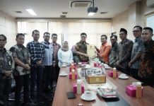 KPU Provinsi Lampung Menyerahkan SK Gubernur dan Wagub Kepada DPRD