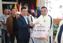 Pj. Gubernur Samsudin Serahkan Penghargaan Kepada Peraih Medali PON XXI Aceh-Sumut