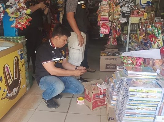 Tim Bea Cukai Lampung Grebek Toko Kelontong Rejosari Sita Ratusan Bungkus Rokok Ilegal. Winov Pemilik Toko Kecewa