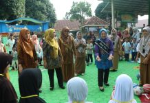 Bunda PAUD Dan Ketua 1 TP PKK Lampura Kunjungi Hari Pertama MPLS