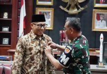 PUSPOM AD Anugerahi Gubernur Warga Kehormatan dan Pin Emas Polisi Militer
