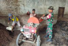 Babinsa Bantu Petani Membuat Pupuk Kompos