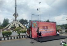 Menjelang Live Musik dan UMKM Papa Rock n Roll Lakukan Persiapan