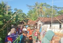 Babinsa Sertu Mustakim bantu bangun rumah hunian milik warga binaan