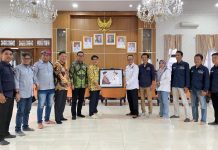 Silaturahmi Dengan Bupati Lampung Utara, PWI Berikan Cinderamata
