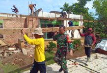 Babinsa Bantu Bangun Rumah Wujud Kebersamaan Atasi Kesulitan Warga di wilayah Binaan