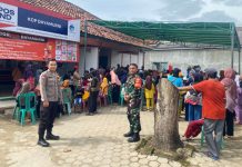 Pastikan Aman, Babinsa 412-05/TBU Monitoring Pembayaran Bansos BLTS- 2025
